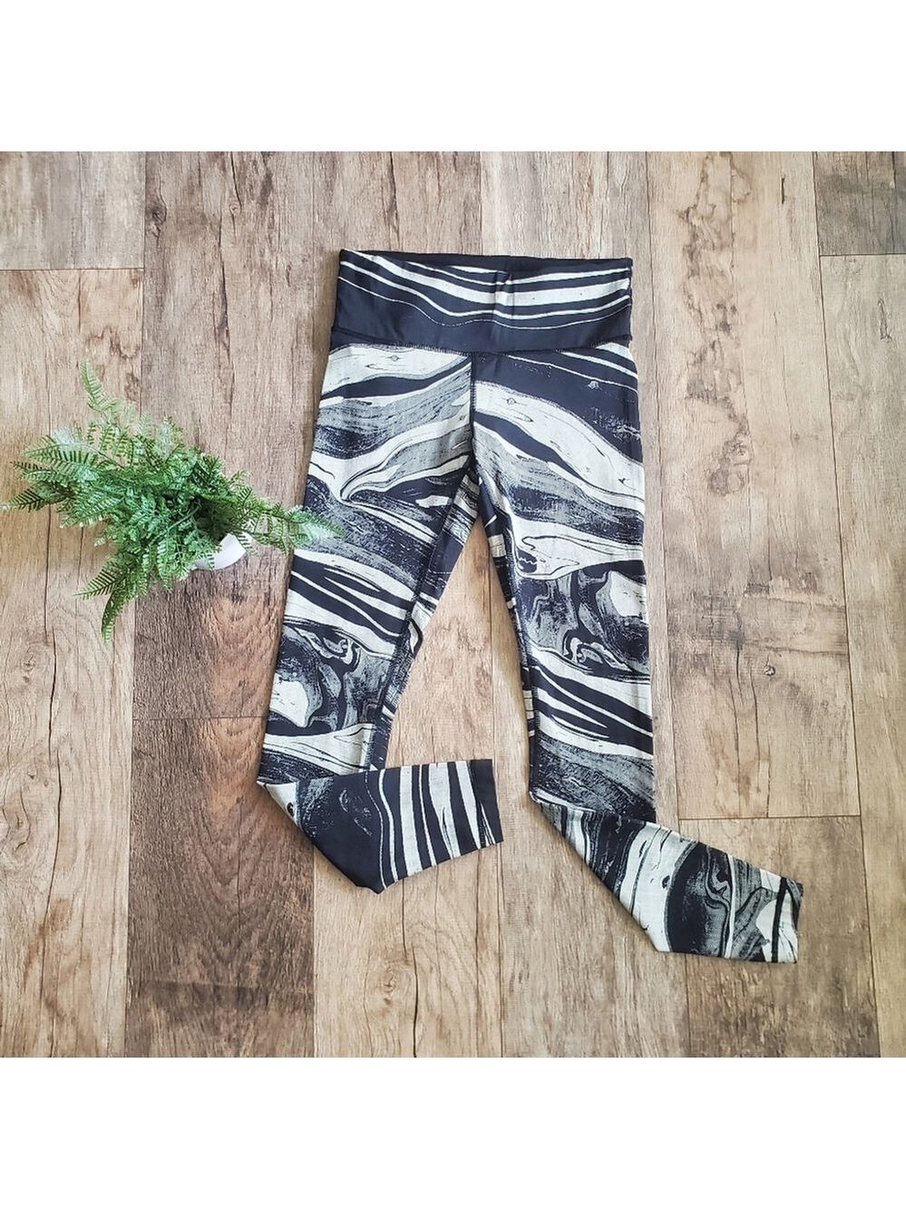 Lululemon Speed Wunder Tight Leggings White Black Size 6